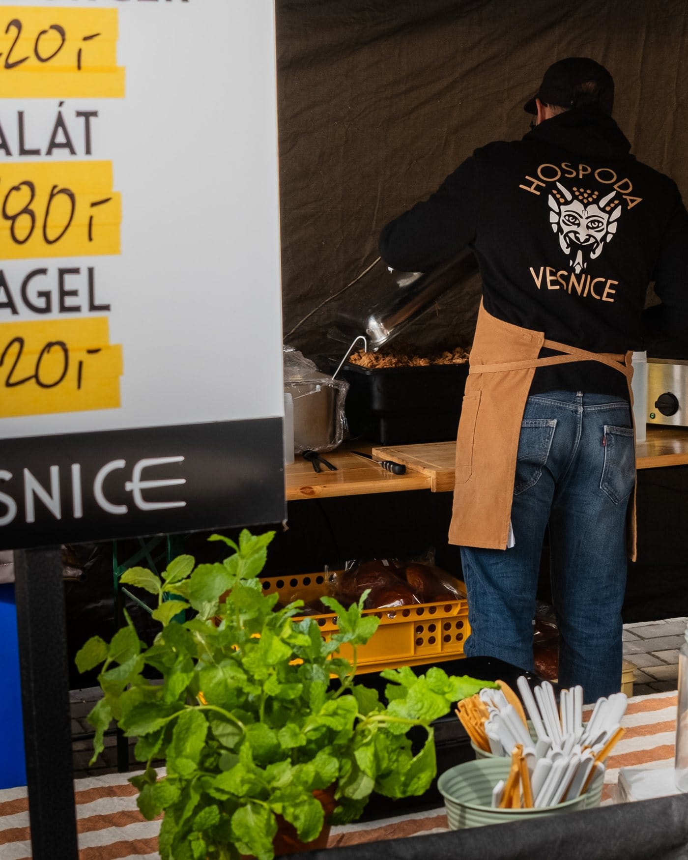 Kuchař Vesnice u grilu na venkovní akci