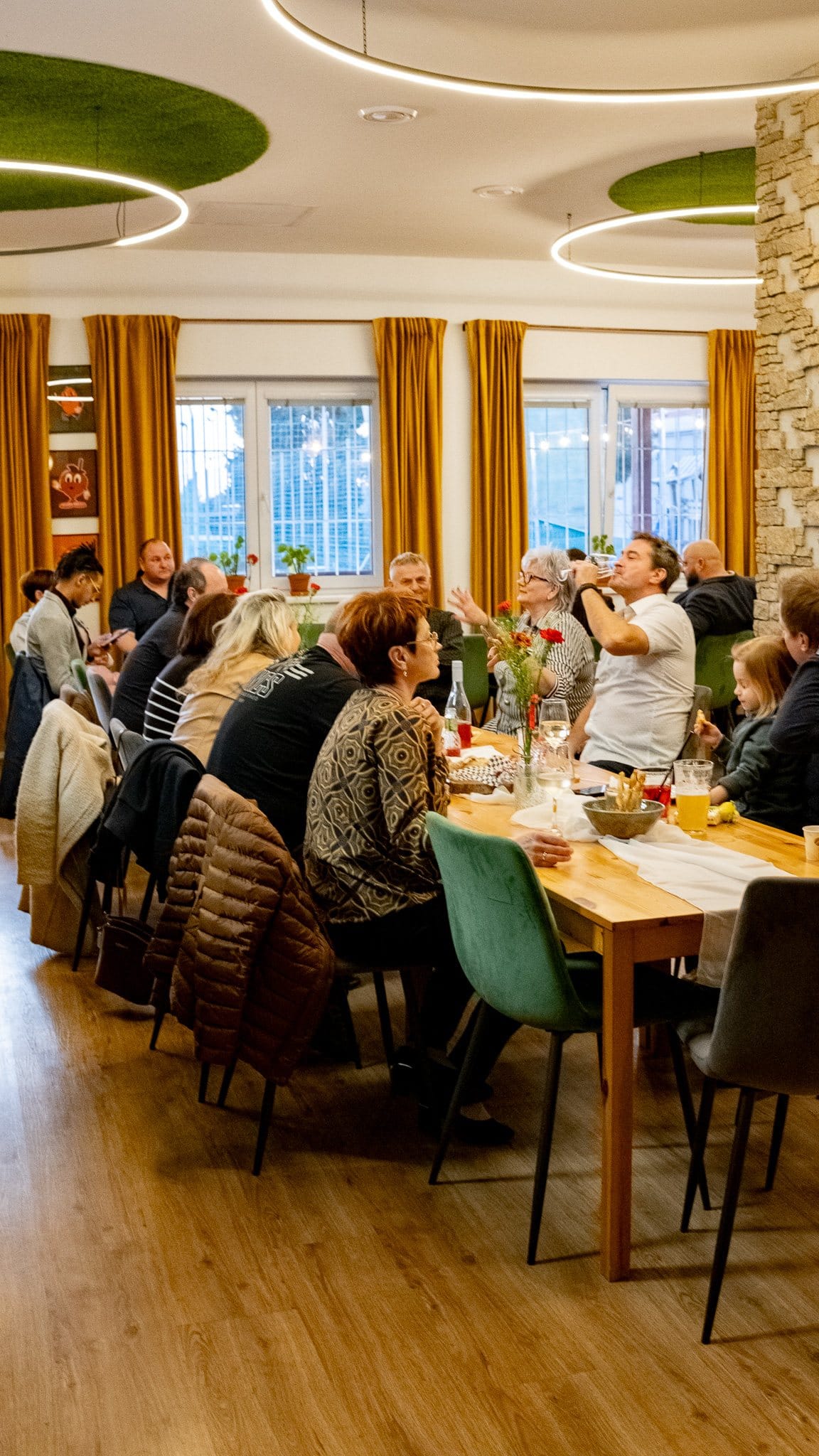 Oslava u dlouhého stolu v salonku Hospody Vesnice